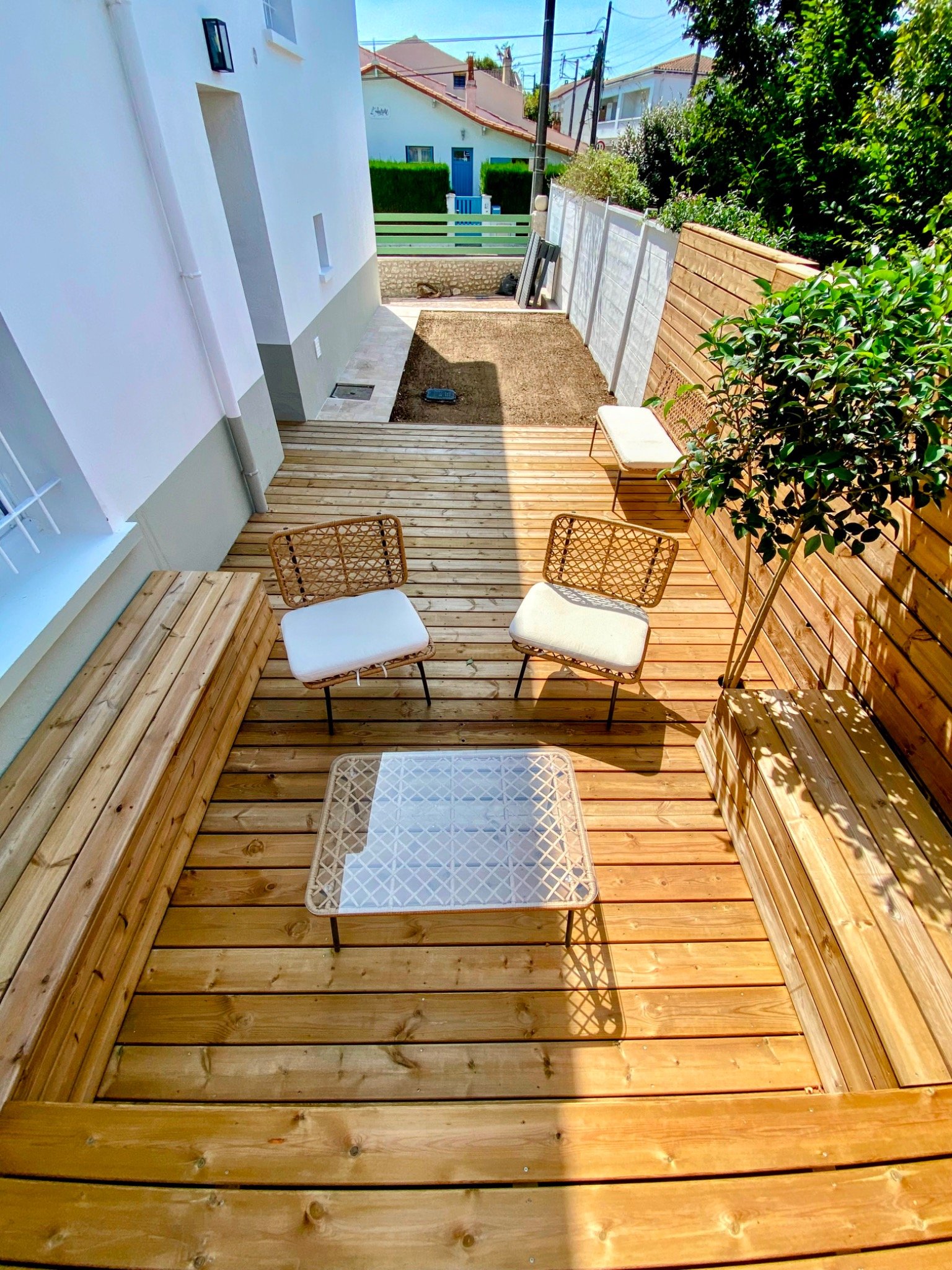Terrasse bois avec banquettes intégrées