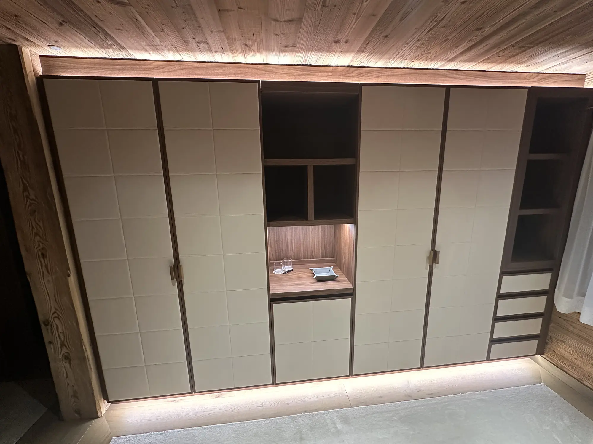 Dressing de chalet avec façades claires, niches et encadrements en bois